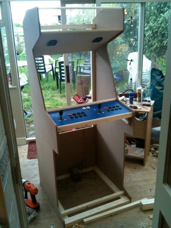 The cabinet with its lower frame and speakers mounted above the monitor
