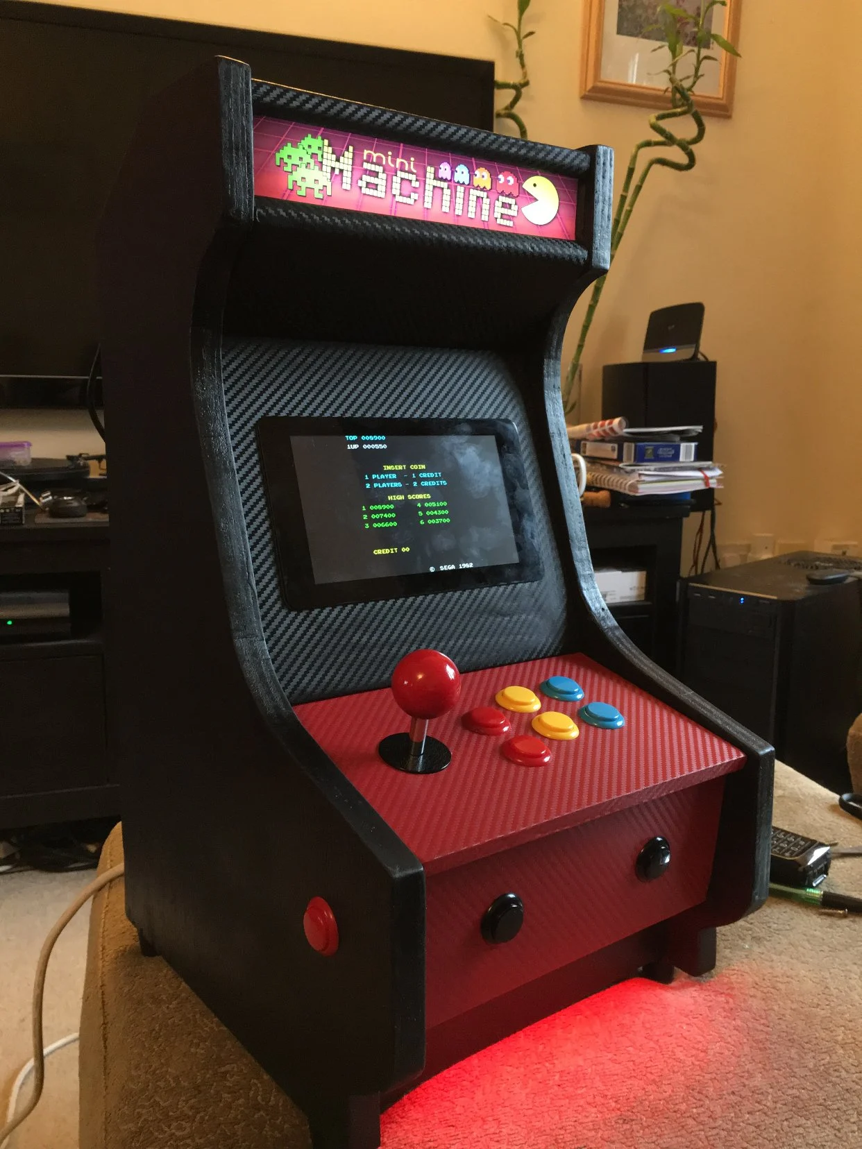 The mini Machine with its red underglow